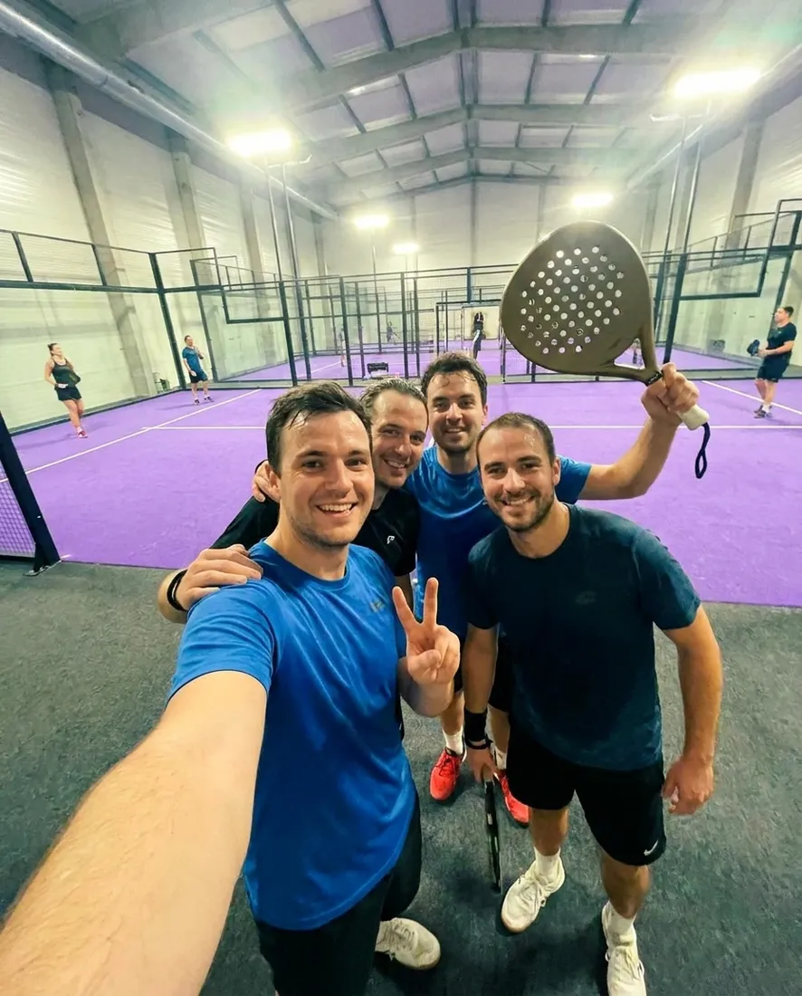 Vier Spieler nach dem Match auf dem Court