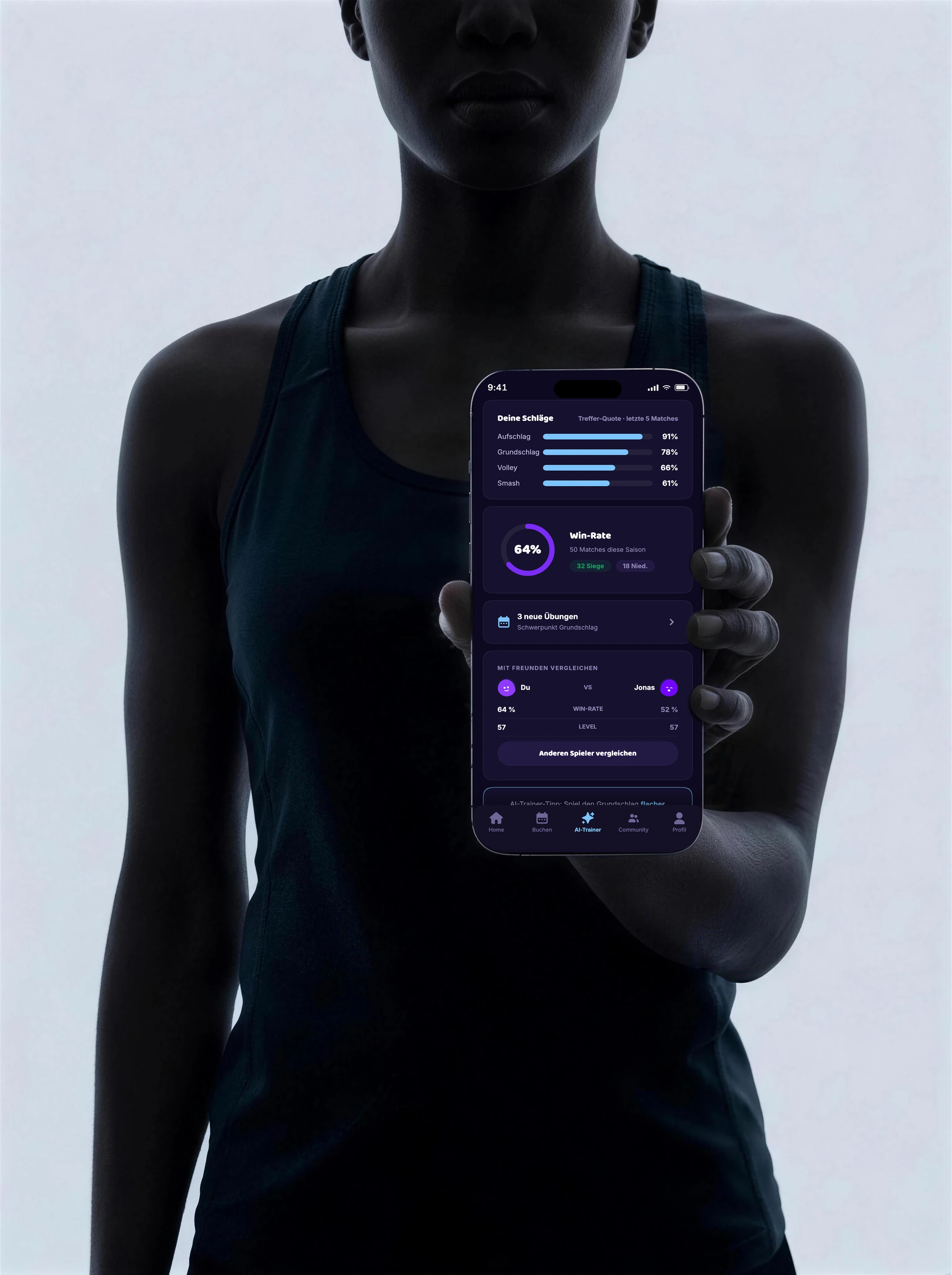Spielerin hält das Handy mit der padelsmart-App