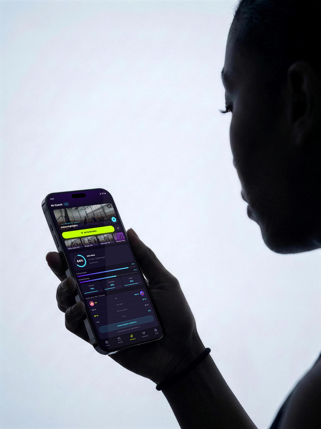 PadelSmart App in der Hand — Studio-Look