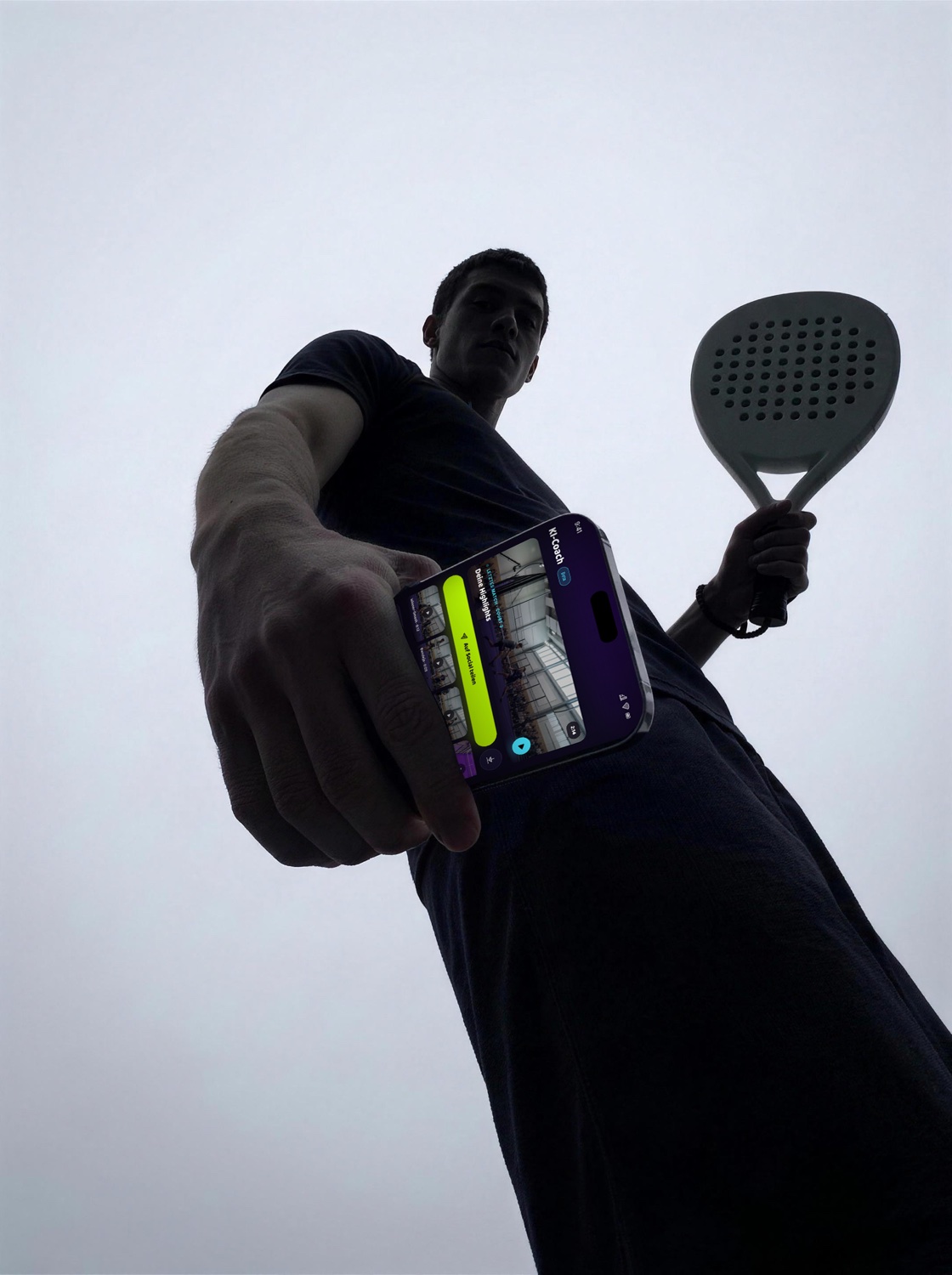 PadelSmart App in der Hand — mit Schläger