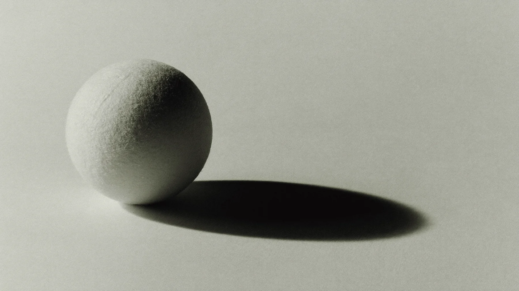 Padel-Ball mit hartem Schlagschatten